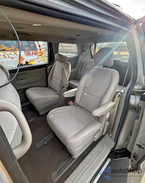 2018 Kia Sedona L z USA, uszkodzony, nr VIN KNDMA5C18J6406896